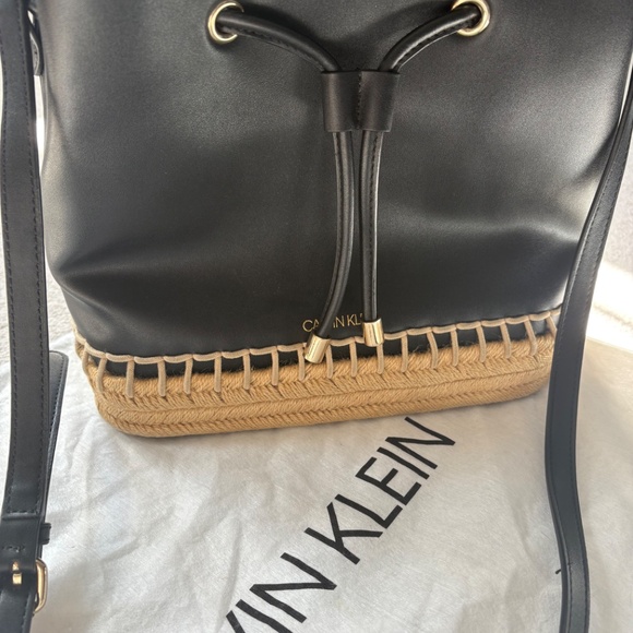 Calvin Klein bucket crossbody - Picture 4 of 8